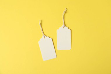 Sarı arkaplanda dizgileri olan boş etiketler, düz uzanır