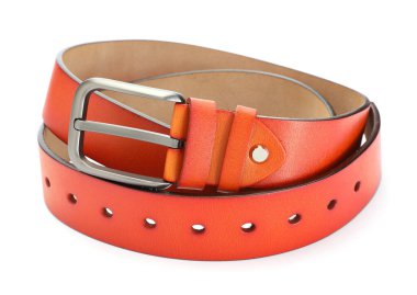 Bir turuncu deri kemer beyaza izole edilmiş.