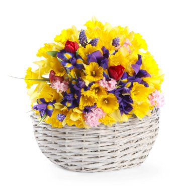 Beyaz sepetteki güzel renkli çiçekler.