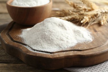 Tahta masada buğday unu ve çiviler, yakın plan.