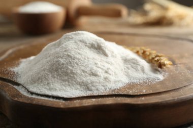 Tahtaya un ve buğday dikeni, yakın plan.