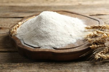 Tahta masada buğday unu ve çiviler, yakın plan.