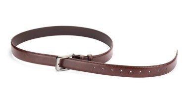 Bir kahverengi deri kemer beyaza izole edilmiş.