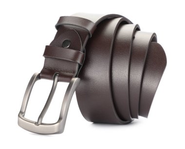 Bir kahverengi deri kemer beyaza izole edilmiş.