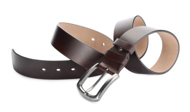 Bir kahverengi deri kemer beyaza izole edilmiş.