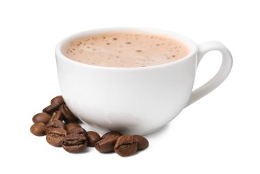 Fincanda Aromatik kahve ve beyaz üzerine izole edilmiş fasulye.