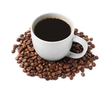 Fincanda Aromatik kahve ve beyaz üzerine izole edilmiş fasulye yığını.