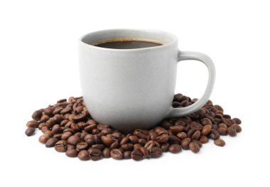 Fincanda Aromatik kahve ve beyaz üzerine izole edilmiş fasulye yığını.