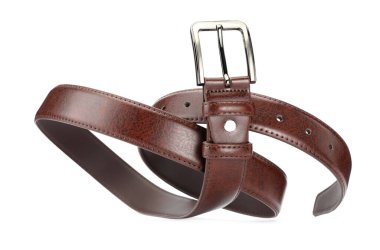 Bir kahverengi deri kemer beyaza izole edilmiş.