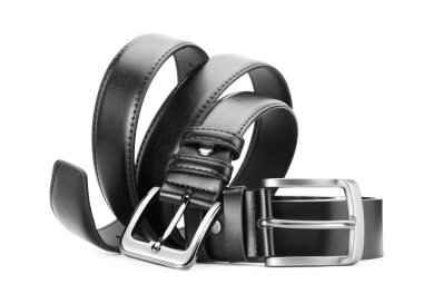 Beyaz üzerine izole edilmiş iki siyah deri kemer.