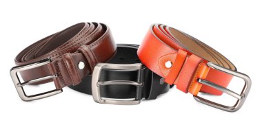 Beyaz üzerine izole edilmiş üç farklı deri kemer.