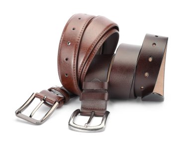 İki kahverengi deri kemer beyaza izole edilmiş.