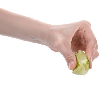 Beyaz arka planda limon sıkan kadın, yakın plan.