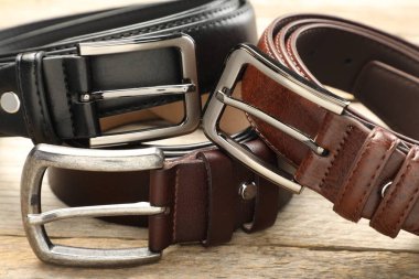 Tahta masada üç deri kemer, yakın plan.