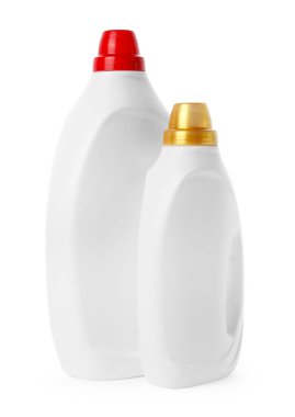 Beyaz üzerine izole edilmiş yumuşatıcı şişeler.