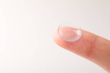 Işıklı arka planda kontak lensli kadın, yakın plan. Metin için boşluk