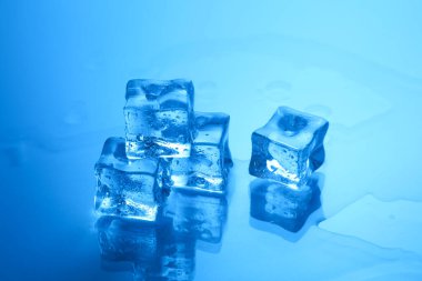 Açık mavi arkaplanda açık buz küpleri, yakın plan