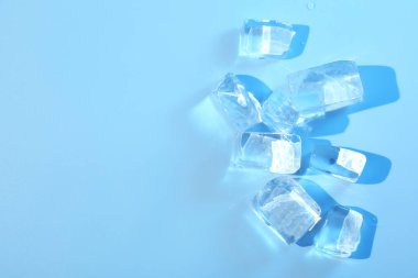 Açık mavi zemin üzerinde açık buz küpleri düz yatıyordu. Metin için boşluk