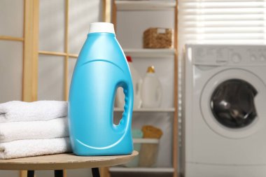 İçerideki masada yumuşatıcı ve havlu şişesi, metin için yer var.