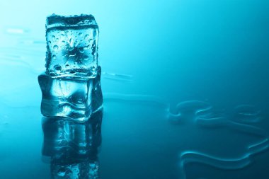 Açık mavi arkaplanda açık buz küpleri, metin için boşluk