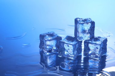 Açık mavi arkaplanda açık buz küpleri, metin için boşluk