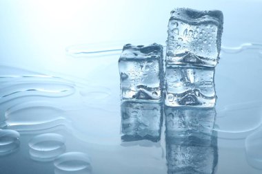 Ayna yüzeyinde temiz buz küpleri, metin için boşluk