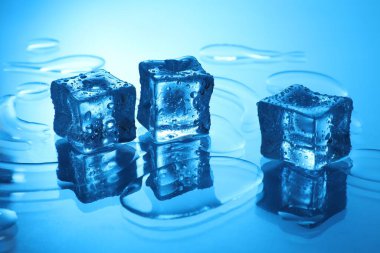 Açık mavi arkaplanda açık buz küpleri