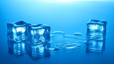 Açık mavi arkaplanda açık buz küpleri, yakın plan