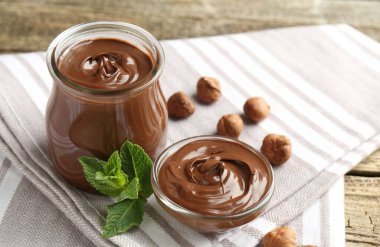 Lezzetli çikolata, fındık ve nane, ahşap masa, yakın plan.