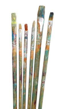 Beyaz üzerine izole edilmiş farklı boyalarla fırçalar