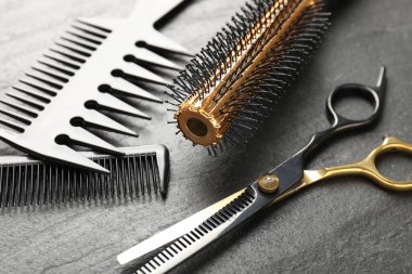 Siyah masada farklı berber aletleri, yakın plan.