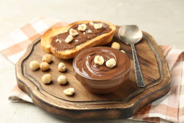 Lezzetli çikolatalı tostlar ve fındıklar ışıklı masada, yakın plan.