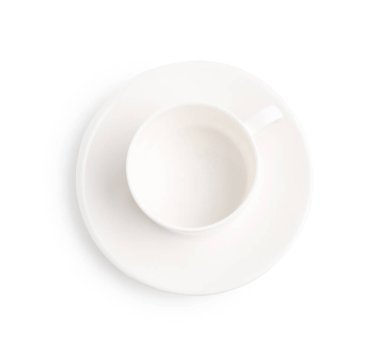 Boş kahve fincanı, beyaz üzerine izole edilmiş çay tabağı, üst manzara.