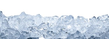 Beyaz arkaplanda berrak buz küpleri