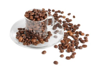 Kavrulmuş kahve çekirdekleri beyaz üzerine izole edilmiş.