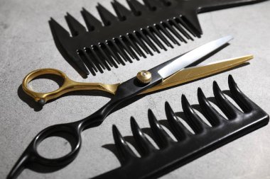 Gri masadaki farklı kuaför aletleri, yakın plan.