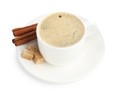 Beyaz fincanda Aromatik kahve, tarçın ve şeker küpleri