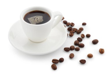 Fincanda Aromatik kahve ve beyaz üzerine izole edilmiş fasulye.