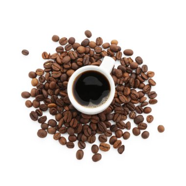 Bardakta romatik kahve ve beyaz kahve çekirdekleri.