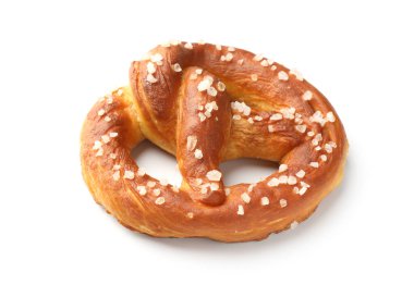 Lezzetli kraker, beyaz üzerine tuz dökülmüş.