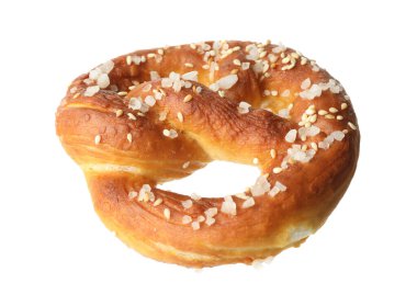 Lezzetli kraker, beyaz üzerine tuz dökülmüş.