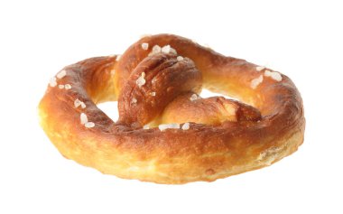 Lezzetli kraker, beyaz üzerine tuz dökülmüş.