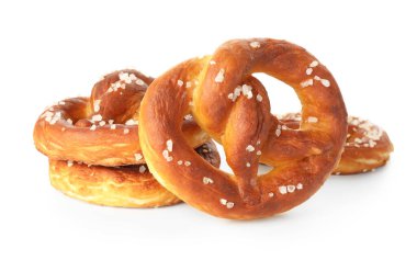 Lezzetli tuzlu krakerler beyaz üzerine izole edilmiş.