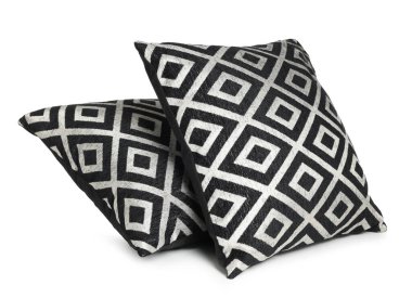 Beyaz üzerine izole edilmiş iki şık yastık.