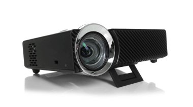 Bir modern video projektörü beyaza izole edildi