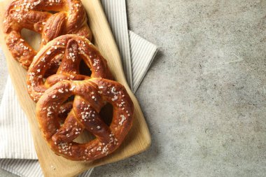 Gri masadaki tuzlu krakerler, üst manzara. Metin için boşluk