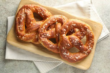 Gri masadaki tuzlu krakerler, üst manzara.