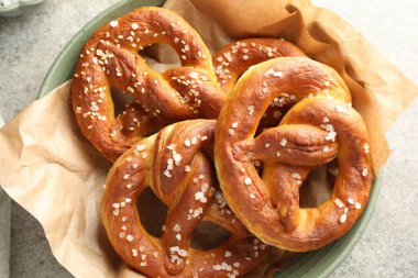 Gri masadaki tuzlu krakerler, üst manzara.