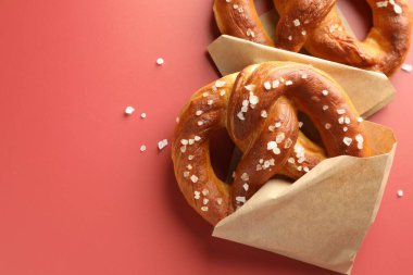 Kırmızı arka planda tuzlu krakerler, düz. Metin için boşluk