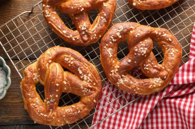 Ahşap masada tuzlu krakerler, üst manzara.